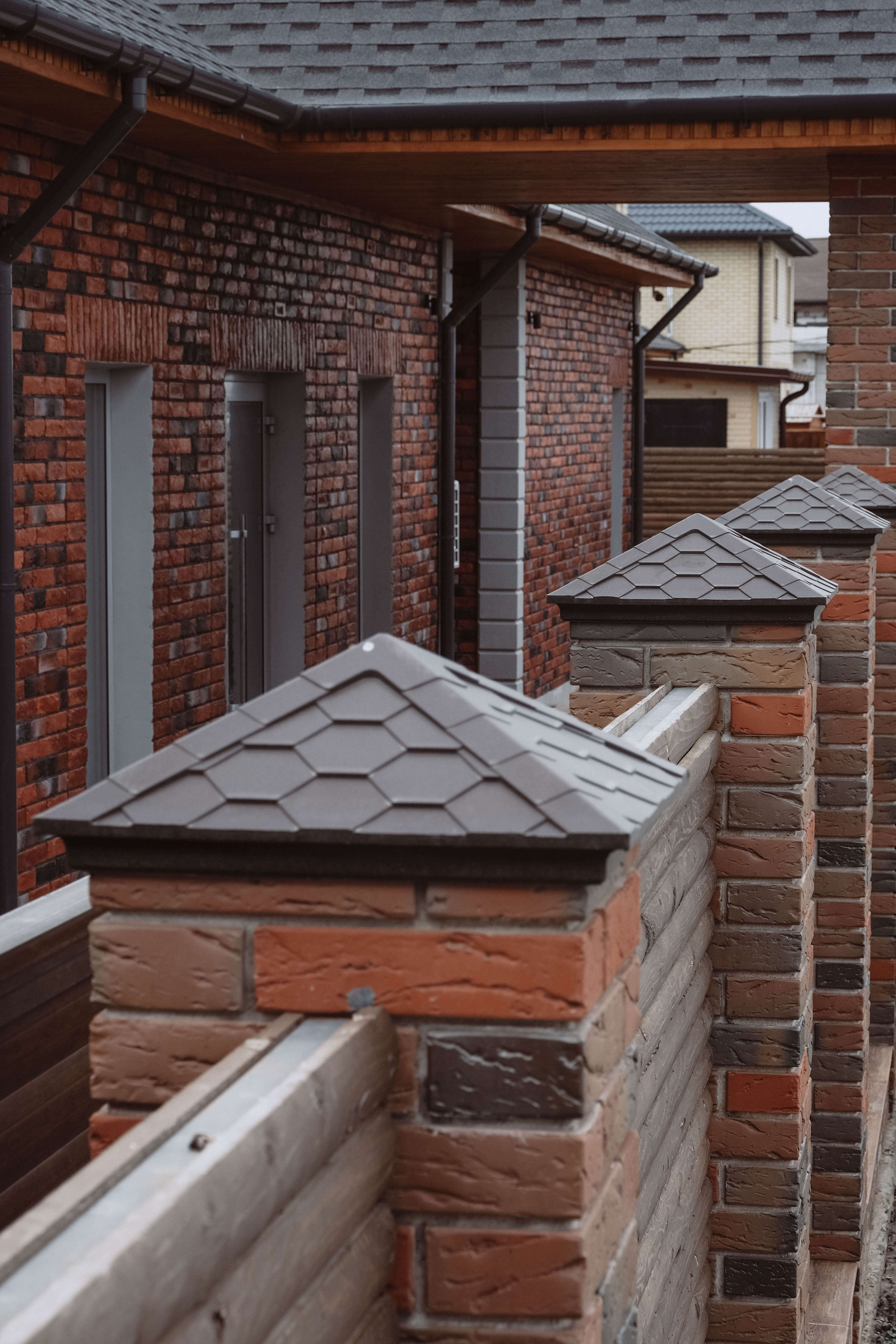 Колпак Zking Эверест Коричневый на столб 1.5х1.5 кирпича (390х390мм) в Рязани фото